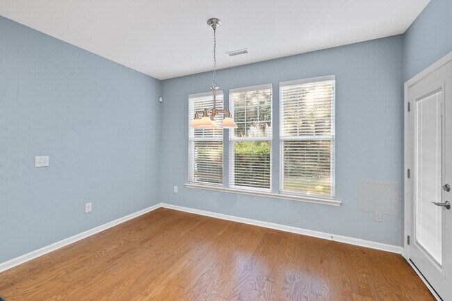 Building Photo - 3 Bed 2.5 Bath Home located in Heritage Hi...