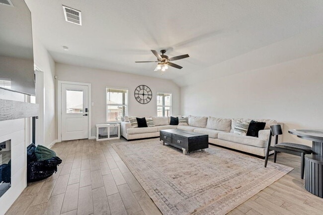 Building Photo - "Energy-Efficient 4-2 Home with Designer Finishes and a Spacious Backyard Retreat!"
