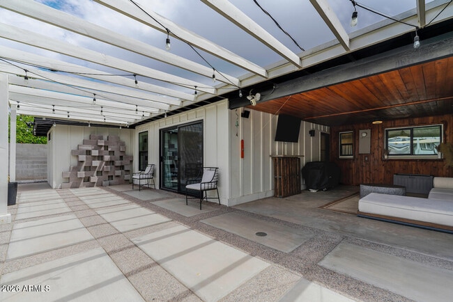 Building Photo - 2220 E Weldon Ave