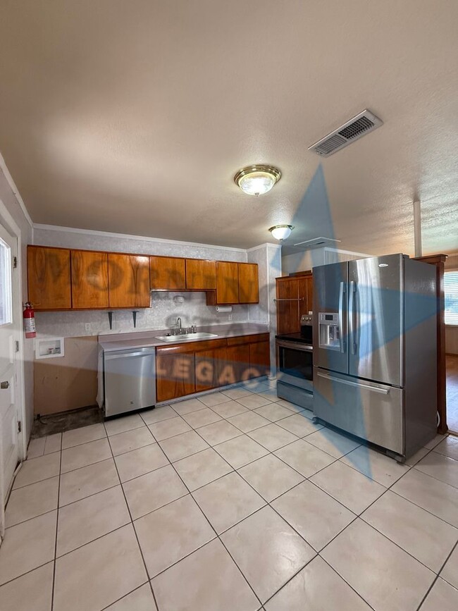 Building Photo - Cute 3-Bedroom with Large Backyard!