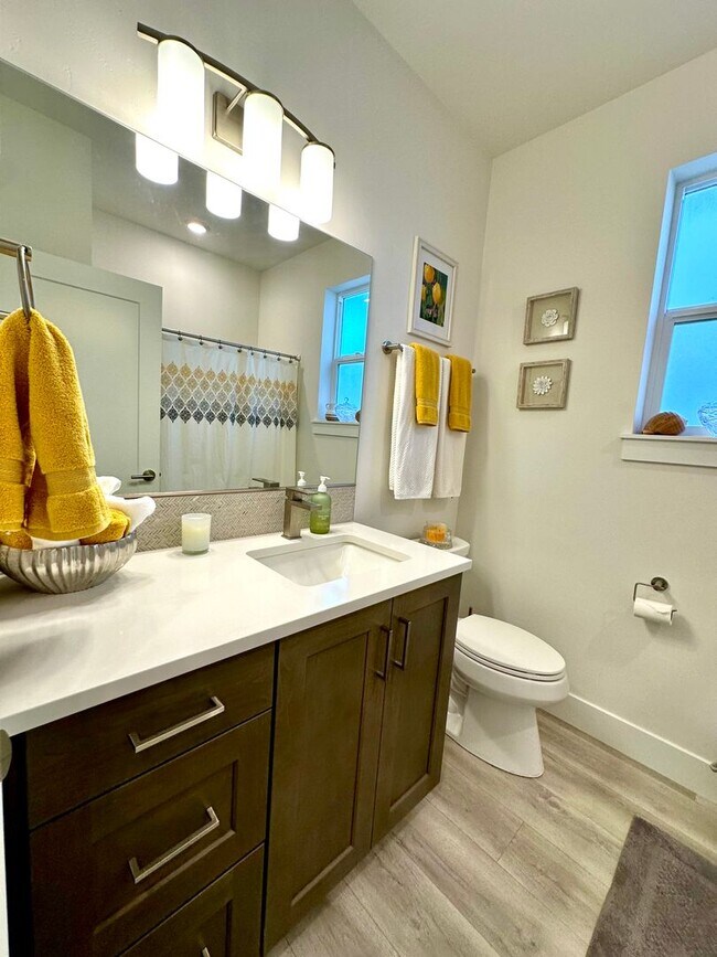 Building Photo - Gorgeous single-Level Pahlisch Home with a Fully Fenced Yard!