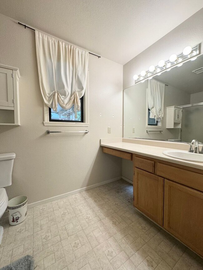 Building Photo - Desirable Paris Park Home!! 55+ Community