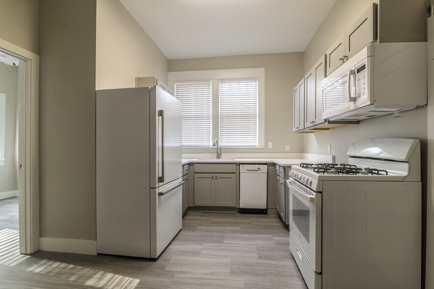 Building Photo - 4602 E Side Ave