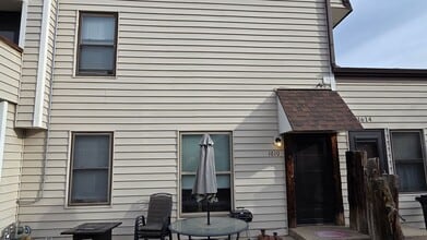 Building Photo - 2 Bed, 1.5 Bath Townhome with Garage Near McKee Medical Center