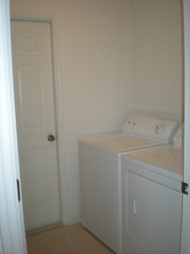 Building Photo - Freshly painted interior and BRAND NEW LVP...