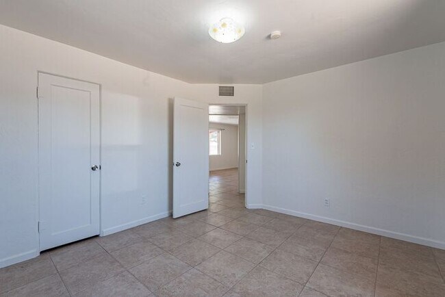 Building Photo - Desert Light & Outdoor Living – Tucson 2 B...