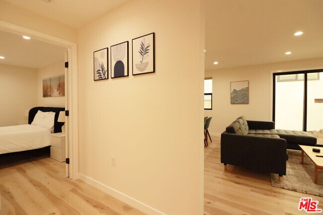 Building Photo - 918 N San Vicente Blvd