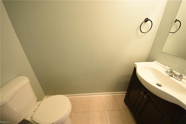 Building Photo - 1549 River Creek Crescent