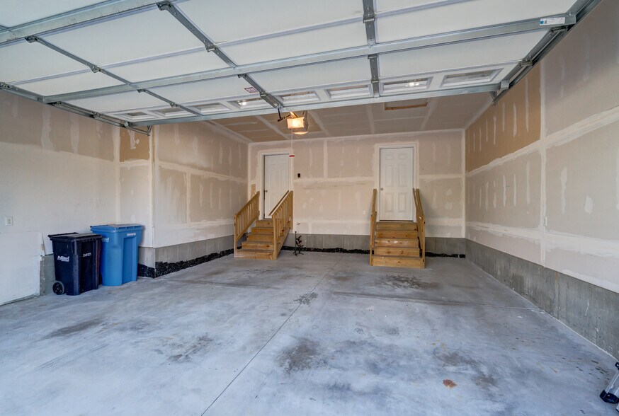 Oversized 2 car garage - 846 Thompson Drive