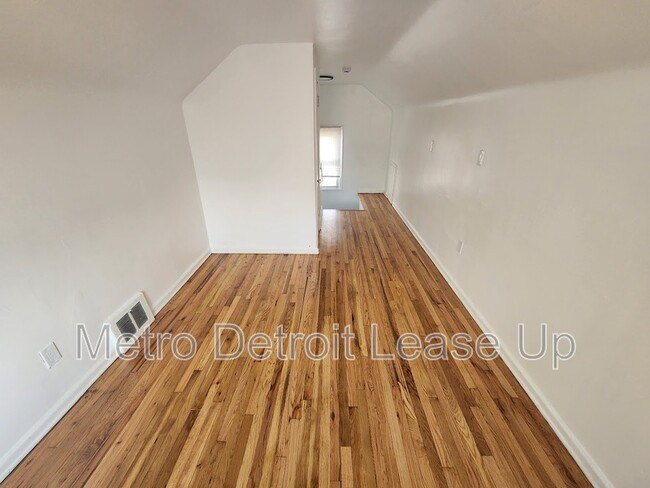 Building Photo - 20110 Northlawn St