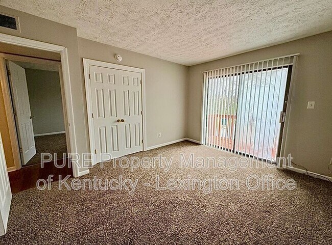 Building Photo - 3772 Camelot Dr