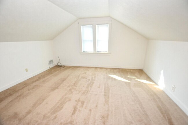 Building Photo - Sunnymeade home in South Bend IN, 3 bedroom 1 bath