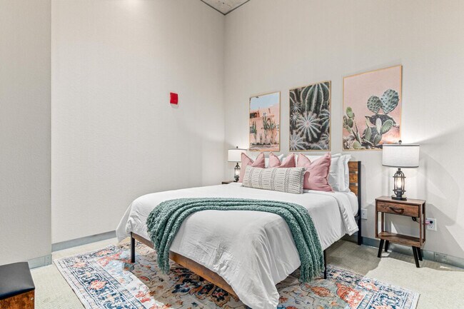 Building Photo - 301 N 7th Ave