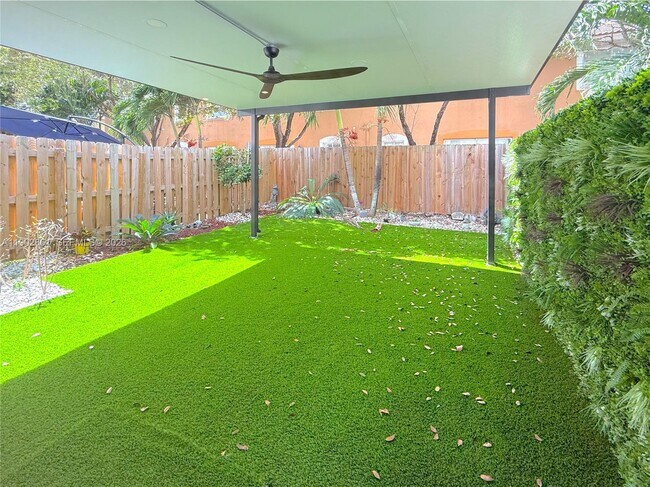 Building Photo - 1060 SE 26th Ter