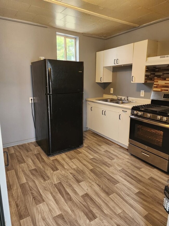 Building Photo - 1- 2 bedroom