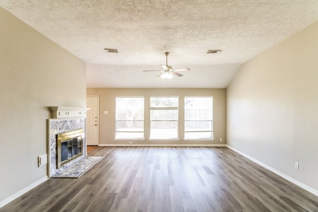 Building Photo - 3217 Lee Cir