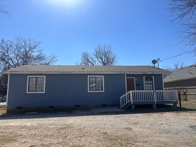 Building Photo - 806 E Standifer St