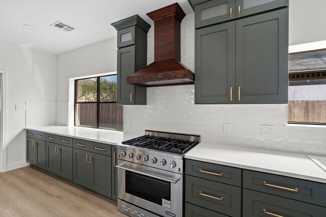 Building Photo - 3223 Country Club Blvd