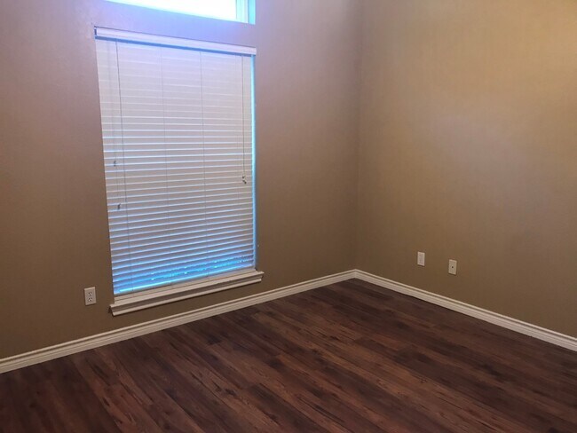 Building Photo - 3/2 super clean and move in ready in MIDWAY ISD