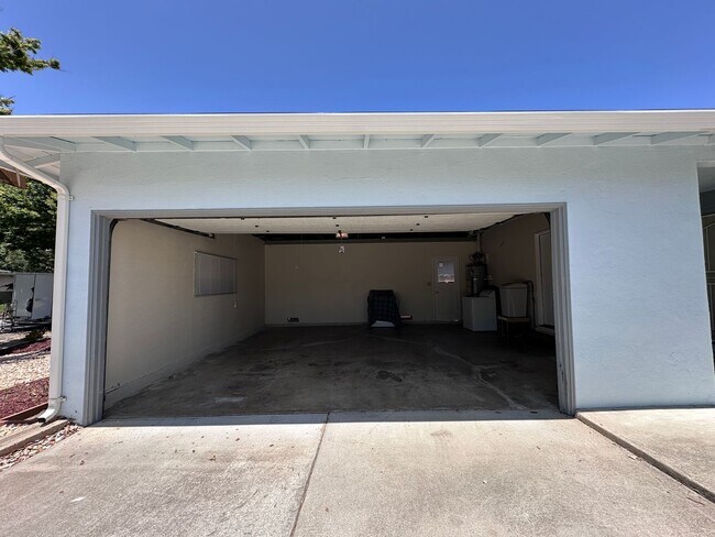 Building Photo - LARGE YARD, 3/2, Remodeled, AC, Cat Friend...