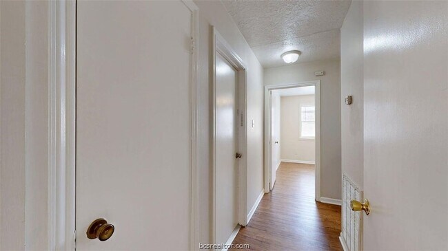 Building Photo - 2812 Adrienne Dr