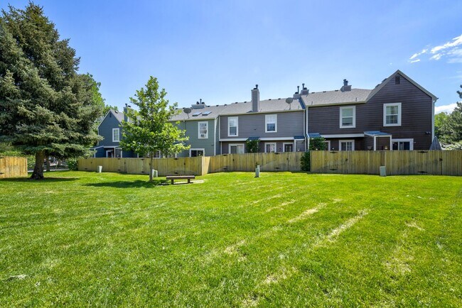 Building Photo - Beautiful 2 bed 2 bath townhome with carport in desirable Hearthwood Neighborhood With Pool!!
