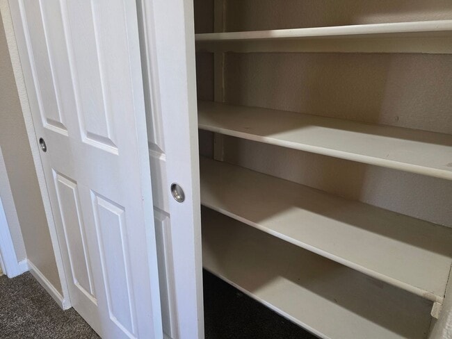Building Photo - Three-bedroom condo in Denver boasts a lar...