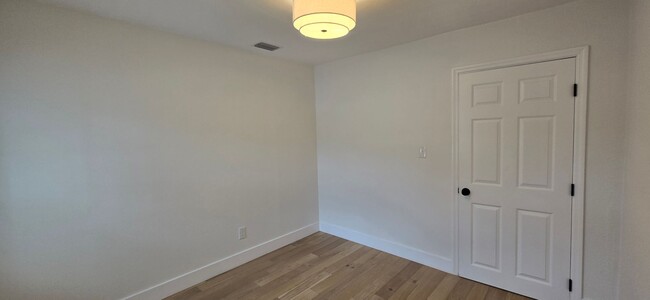 Building Photo - Completely remodeled 4 Bed 4 Bath home wit...