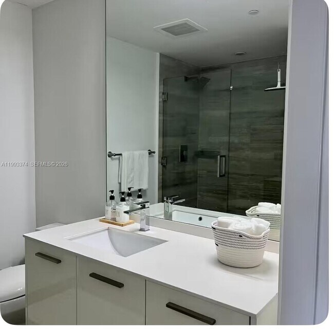 Building Photo - 1300 Brickell Bay Dr