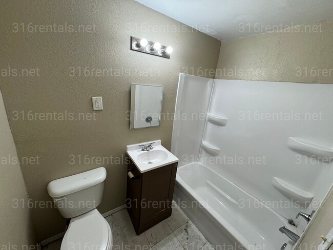 Building Photo - $1,195 - 4 bed 2 bath - Single Family Home ACCEPTING HOUSING VOUCHERS