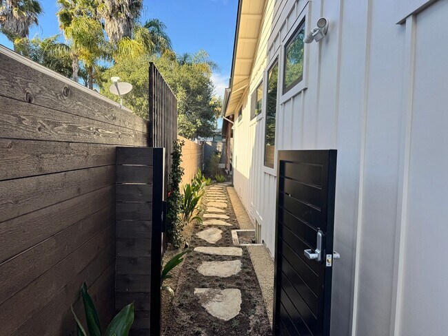 Building Photo - 1910 Raymond Ln