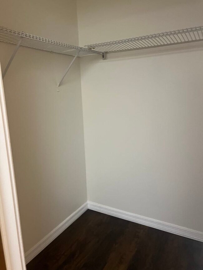 Building Photo - 1084 Longfellow Cir