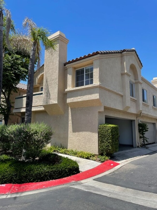 Building Photo - Beautiful 2 bedroom/2 bath end unit condo ...