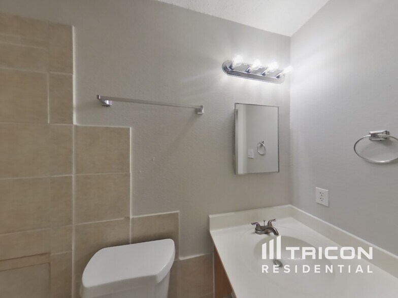 Building Photo - 5930 Encanto Point Dr