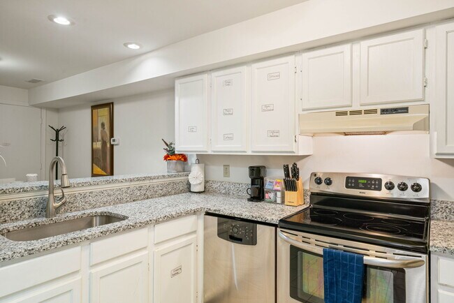 Building Photo - 102 Chesterfield Ln