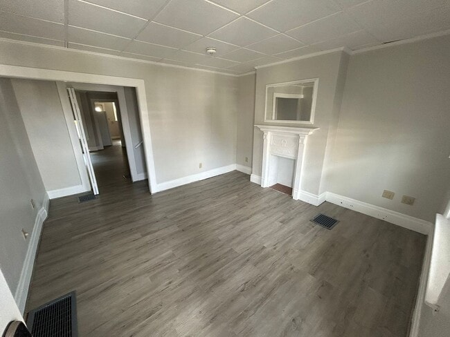 Building Photo - Newly Renovated 2 Bedroom 1.5 Bath in Dorm...