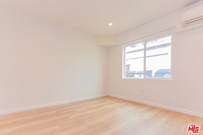 Building Photo - 1855 Euclid St