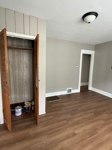 Dining room - 225 E 31st St