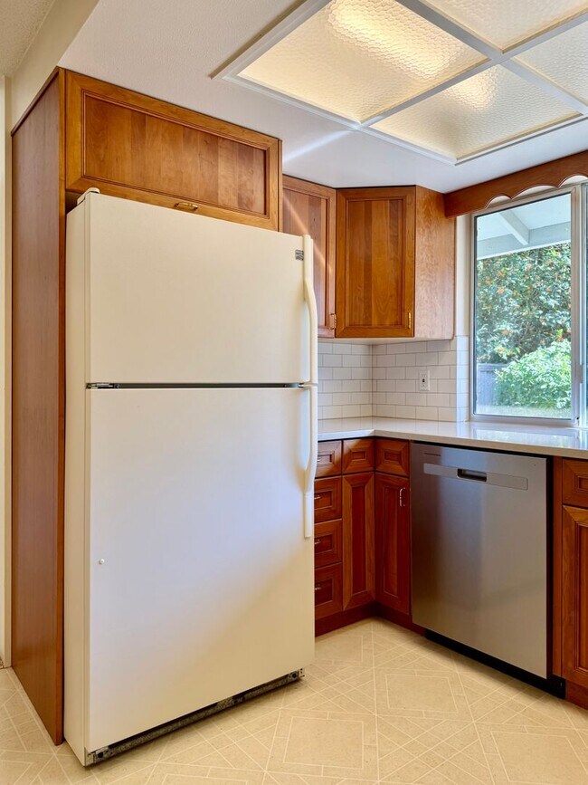 Building Photo - 4 Bed / 2.5 Bath Bellevue rambler $4,095/month