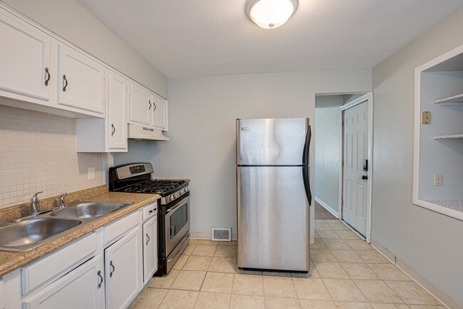 Building Photo - 2208 Fremont St