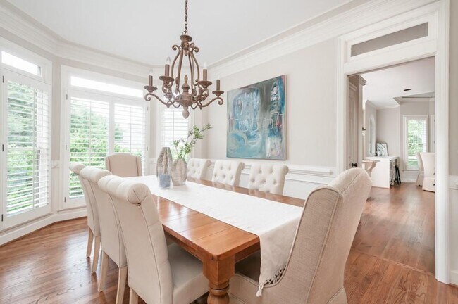 Building Photo - Elegant Master-on-Main in Prestigious Laur...