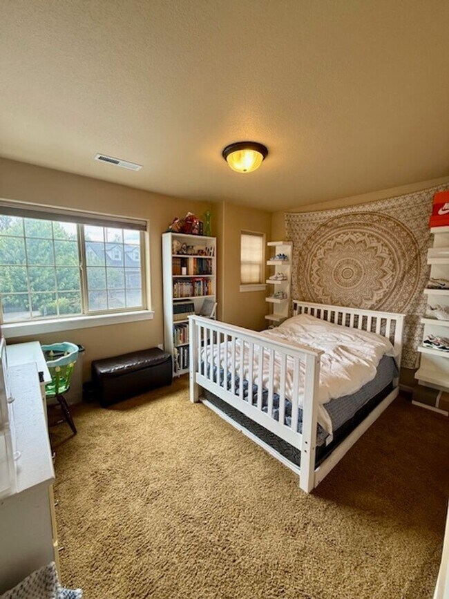 Building Photo - Spacious 3-Bedroom + Bonus Room Home in La...