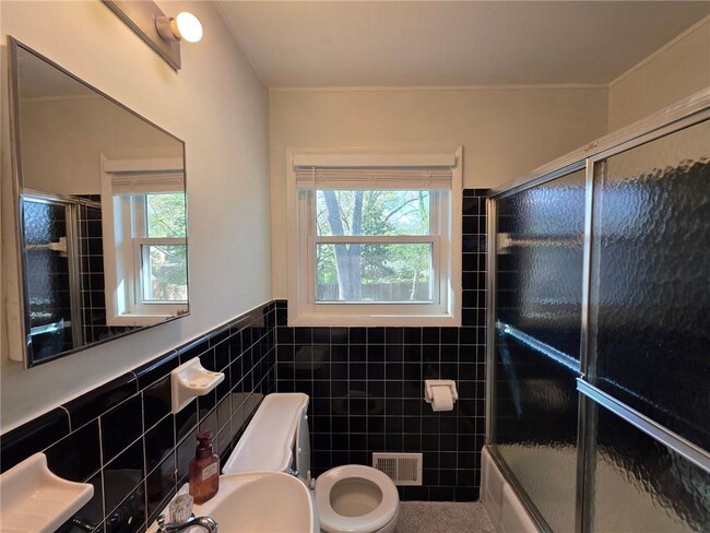 Building Photo - 652 Forest Ridge Dr SE