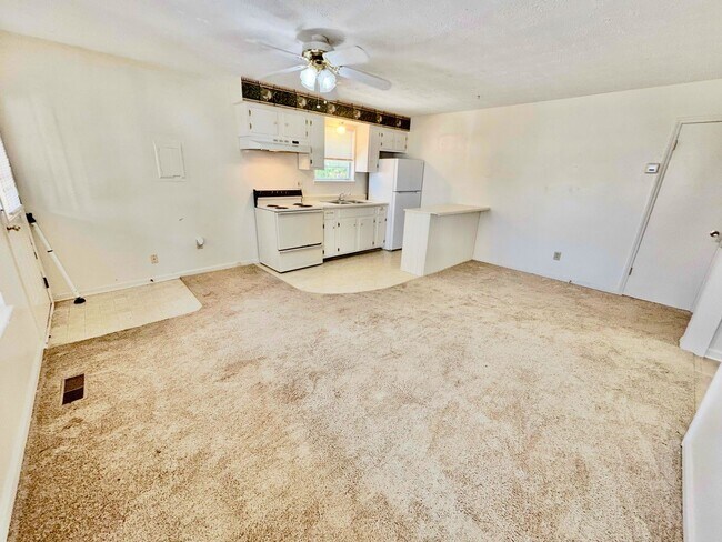 Building Photo - 2 Bedroom Available AUGUST 2026!!