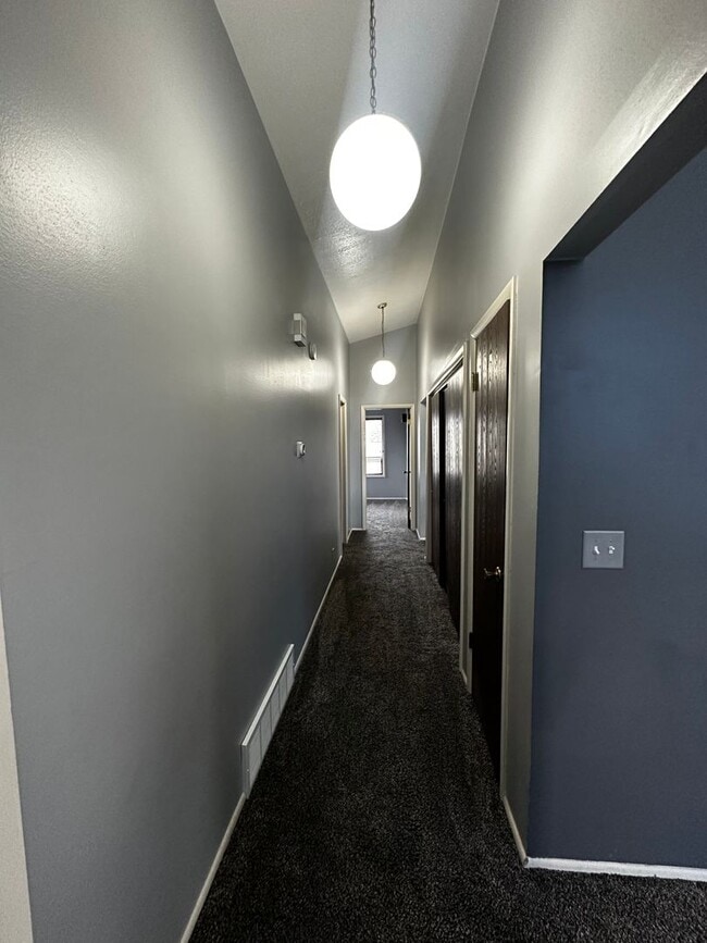 Building Photo - MOVE IN SPECIAL-- DECEMBER RENT FREE--Wonderful Single-Family Home in The Highland Area