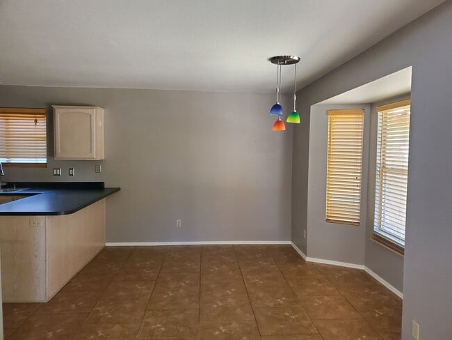 Building Photo - Ready to move in 3b 2b