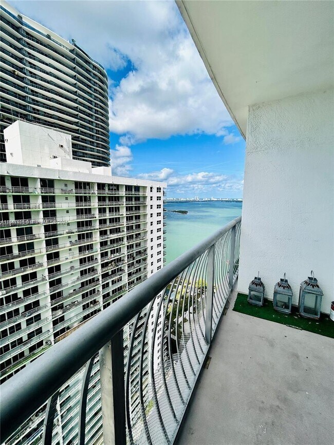 Building Photo - 1750 N Bayshore Dr