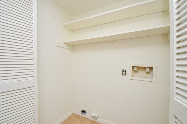 Building Photo - 2100 Tanglewilde St