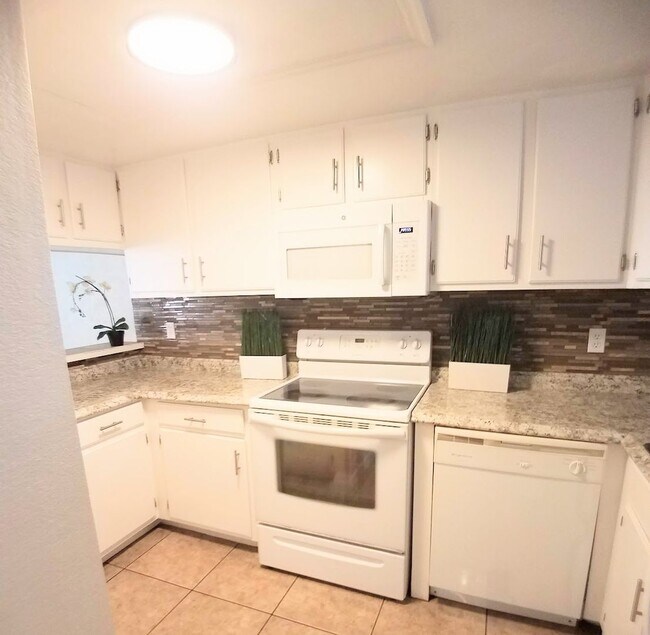 Building Photo - Beautiful 2/2 Towhhouse Feel Condo  x Rent...