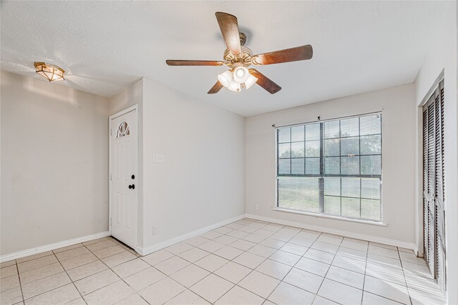 Building Photo - 2021 Kingsdale Dr